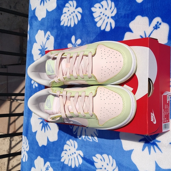 Women's Dunk Low 9.5 - Picture 6 of 11